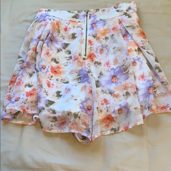 Floral fabric shorts - Picture 2 of 3
